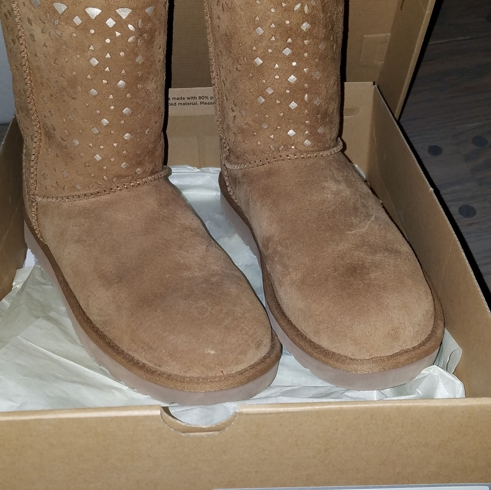 Ugg flora, size 7. EUC